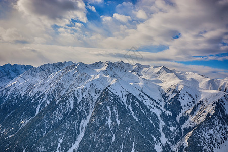 在吉尔斯坦公园背景中与森林和积雪的山顶形成高风景脉观以及林和雪地峰顶风景优美谷白色的图片