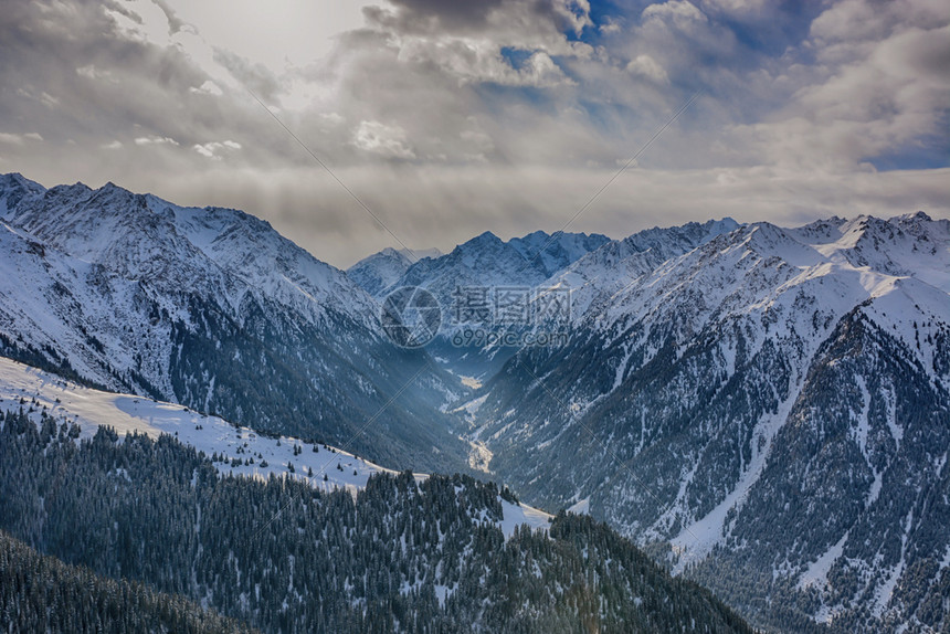 冬天谷在吉尔斯坦公园背景中与森林和积雪的山顶形成高风景脉观以及林和雪地峰顶范围图片