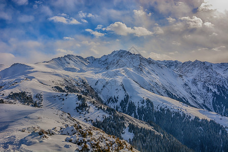 白雪皑冰在吉尔斯坦公园背景中与森林和积雪的山顶形成高风景脉观以及林和雪地峰顶最佳图片