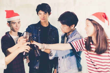 亚洲朋友团体与有聚会酒精啤饮料和年轻人享受在酒吧敬鸡尾软糖的焦点白种人闲暇生日图片