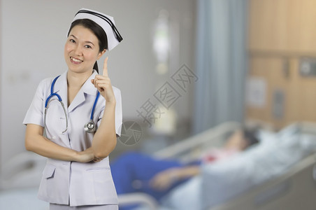 从业者成人军医身着白制服的亚洲美丽年轻护士背景模糊的病人在房间医院的床上睡觉亚洲护士图片
