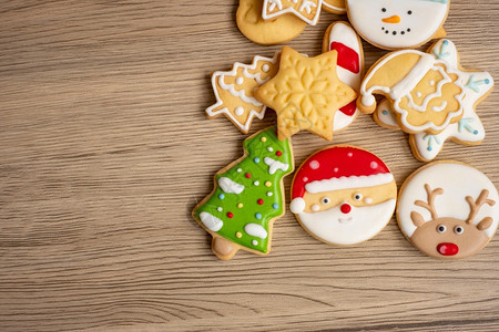 圣诞节烘烤的快乐自制饼干在木桌背景Xmas派对节假日和新年快乐概念假期图片