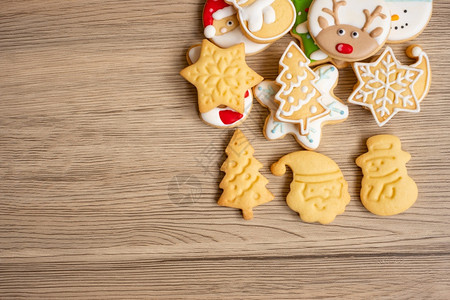 丰富多彩的刨冰圣诞快乐自制饼干在木桌背景Xmas派对节假日和新年快乐概念星图片