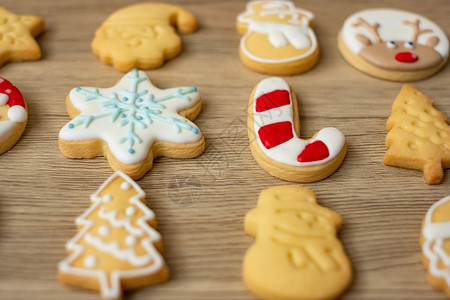 装饰风格圣诞快乐自制饼干在木桌背景Xmas派对节假日和新年快乐概念丰富多彩的图片