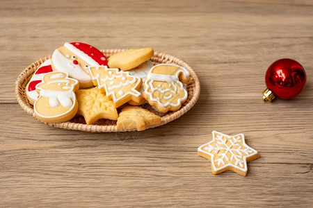 红色的克劳斯圣诞快乐自制饼干在木桌背景Xmas派对节假日和新年快乐概念准备图片