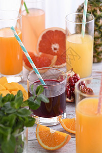 新鲜准备的石榴果汁橙葡萄油菠萝芒果之中有机的饮食图片
