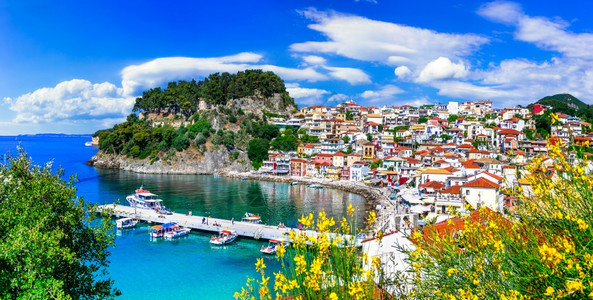 城市小巷风景优美希腊Epirus的流行旅游胜地Parga镇海滩普雷韦扎背景