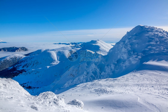 冬季雪山风光图片