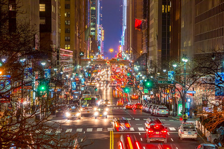 天际线照明中央美国纽约市2015年2月日曼哈顿第42街的夜间交通汽车前灯和路的光仅供编辑使用图片