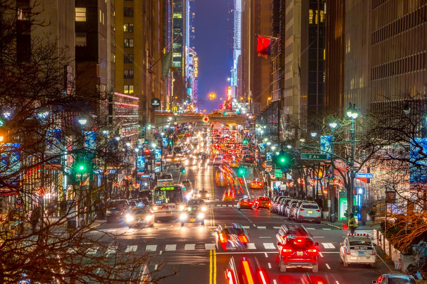 天际线照明中央美国纽约市2015年2月日曼哈顿第42街的夜间交通汽车前灯和路的光仅供编辑使用图片