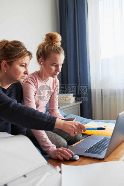 在CCOVID19检疫期间在家庭笔记本电脑网上课程学习络研讨会课程中在视频聊天呼叫流在线课程中远学习工作的妇女和母亲及儿坐在计算图片