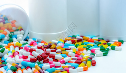 塑料瓶抗生素胶囊丸堆抗生素耐药菌物过度使用和智能概念制药业产品处方采用维生素桩图片