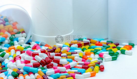 塑料瓶抗生素胶囊丸堆抗生素耐药菌物过度使用和智能概念制药业产品处方采用维生素桩图片