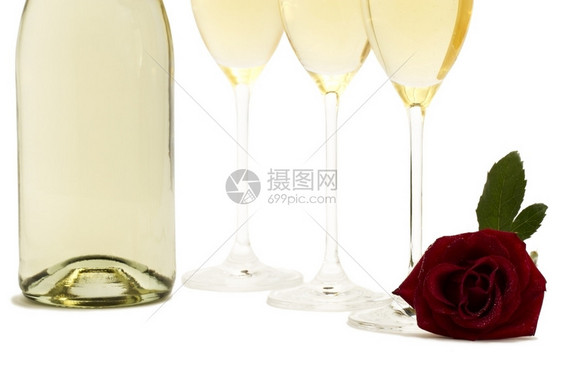 庆典长笛三个香槟杯和一瓶的底部前面湿红玫瑰三个香槟杯和一瓶的底部前面湿红玫瑰在白色背景上正面图片