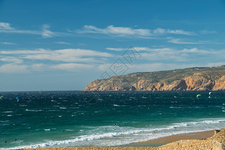 海浪锻炼葡萄牙Guincho海滩的风筝冲浪者背景是CabodaRoca半岛在葡萄牙欧洲的海滩风筝冲浪重点图片