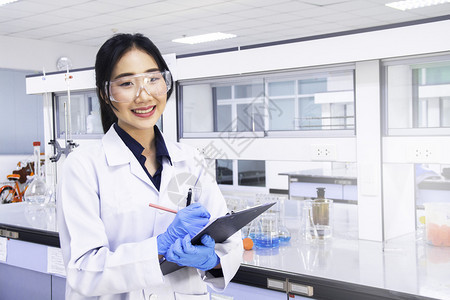 学生清洁现代医或化实验室背景的内部实验室科学家在工作的概念与亚洲女化学家在职的显微镜图片