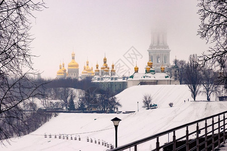 寒冷的冬天基辅PecherskLavra修道院金穹顶和钟塔的景象在乌克兰基辅寒冬日下雪后消退乌克兰基辅永久光荣公园前方图片