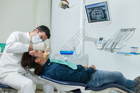 牙医给病人治疗牙齿图片
