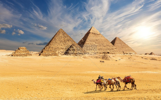 老的非洲美丽天空下的吉萨金字塔和埃及沙漠非洲美丽天空下的吉萨金字塔和埃及沙漠车夫景观图片