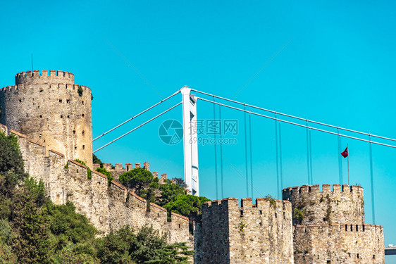 绿色城堡火鸡Bosporus号上的RumeliHisari堡垒连接欧洲和亚的FatihSultanMehmet桥西部图片