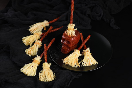 香奶酪苏卢古尼和沙拉米原创想法万圣节零食宴会熏制图片