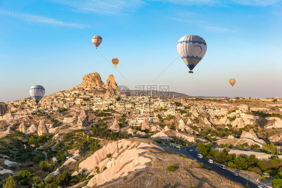 堡垒古老的土耳其Uchhisar上空的热气球卡帕多西亚的古镇Balloonsand图片