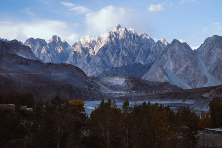 巴基斯坦GilgitBaltistan夜晚帕苏锥山峰的景象吉尔特巴蒂斯坦吉特喀喇昆仑图片