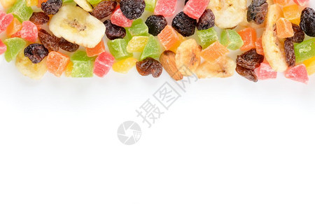在白色背景上隔离的彩色干果行用作边框或维他命oopicapi糖图片