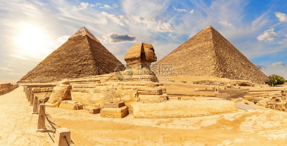 旅游高原埃及金字塔前的斯芬克美丽的全景观图片