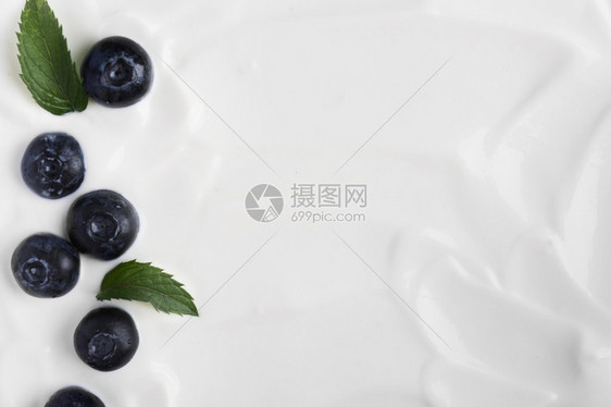 乳制品水果带蓝莓的最小酸奶油图片