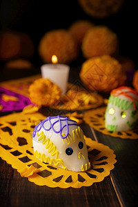 圣徒供品阿兹台克人墨西哥纪念死者节的祭坛上通常使用的甘糖头骨蜡烛Cempasuchil花或Marigold和PapelPicad图片