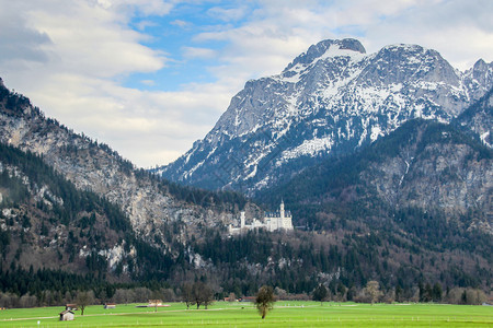 塔德国NEUSCHWANSTEIN2013年5月9日位于德国纽施旺斯坦城堡西南巴伐利亚Hohenschwangau村山顶的Neu图片