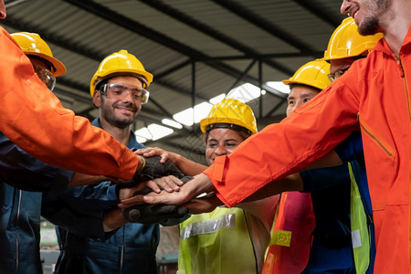 人员与制造劳动理念熟练的工人站在一起展示工厂的团队合作图片素材