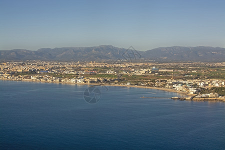12月在西班牙马略卡岛帕尔的一个阳光明媚冬日鸟瞰Portixol和Molinar海岸线在阳光明媚的冬日鸟瞰海岸线十二月首都风景优图片