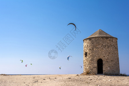 乐趣美丽的希腊列夫卡斯岛的莱夫卡斯岛AgiosIoannis海滩上风筝和扇般的艾吉欧斯伊奥尼海滩是希腊列夫卡斯岛一些老风车阿吉奥图片