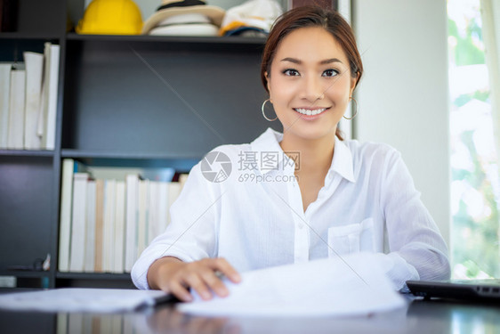电脑笔记本亚洲人美丽的商业妇女检查文件并使用笔记本在家中工作以达到社会距离和自我责任概念亚洲美丽的商业女人图片