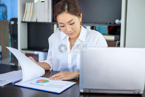 互联网现代的亚洲美丽商业妇女检查文件并使用笔记本在家中工作以达到社会距离和自我责任概念亚洲美丽的商业女人聪明的图片