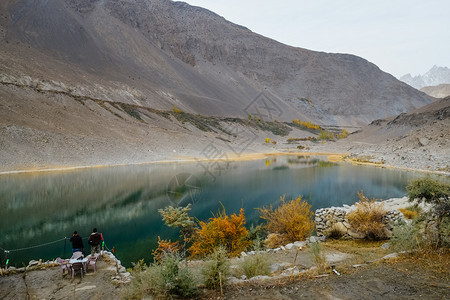 草地反射巴基斯坦罕萨谷吉尔特巴蒂斯坦GulmitGojal的Borith湖水中倒影与喀喇昆仑山脉的美丽景观旅行图片