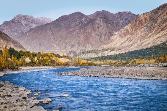 环境河道吉特的蓝色水流与山丘背景巴基斯坦吉尔特巴提斯坦湖图片