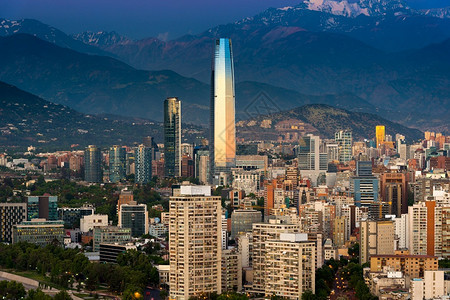 摩天大楼山智利圣地亚哥日落时普罗维登西亚和拉斯康德两区全景美洲图片
