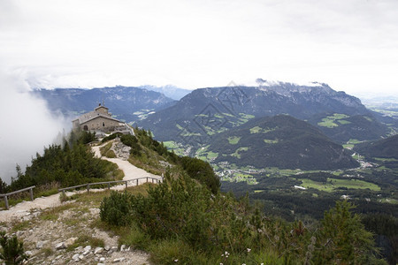 Kehlsteinhaus鹰巢德国贝希特斯加登历史将美丽的风景放在有雾山峰多云背景美Kehlsteinhaus德国的贝希特斯加登图片