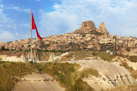 堡垒土耳其在中CaveUchhisar和蓝色天空Cappadocia背景下的大土耳其位于土耳其库瓦乌希萨卡帕多西亚的土耳其谷结石图片