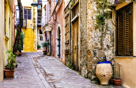 色彩缤纷的传统希腊系列干尼亚老城狭窄的街道克里特岛干尼亚老城的传统花卉街道克里特岛希腊画报酒馆木制的图片