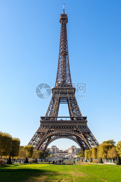建造旅游的对称艾菲尔铁塔位于巴黎旅游中心央的史大厦前方的法国景点艾菲尔铁塔Eiffel铁塔图片