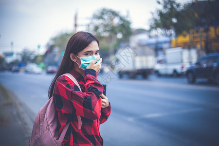 由于空气污染戴口罩的女性图片