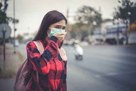 因空气污染戴口罩的女性图片