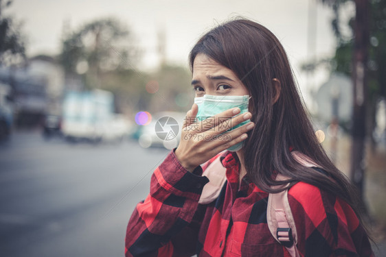 因空气污染戴口罩的女青年图片