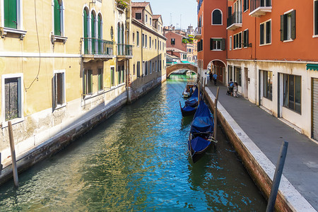 正面威尼斯运河与贡多拉宁静的景色意大利威尼斯运河与贡多拉意大利城市假期图片