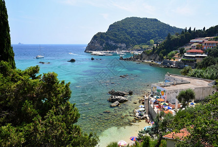 地中海希腊语国民在Kerkyra的科孚岛美丽Paleokastrica海滩景观美丽多彩的岛屿用于暑假和旅行图片