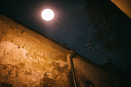遗产天花板古老的维尔纽斯旧城墙黄昏时有亮街灯笼浪漫的图片